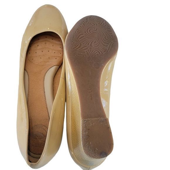 Nurture patent leather gold wedge  1.5 in  heels comfort shoe size 8.5 - Picture 3 of 6